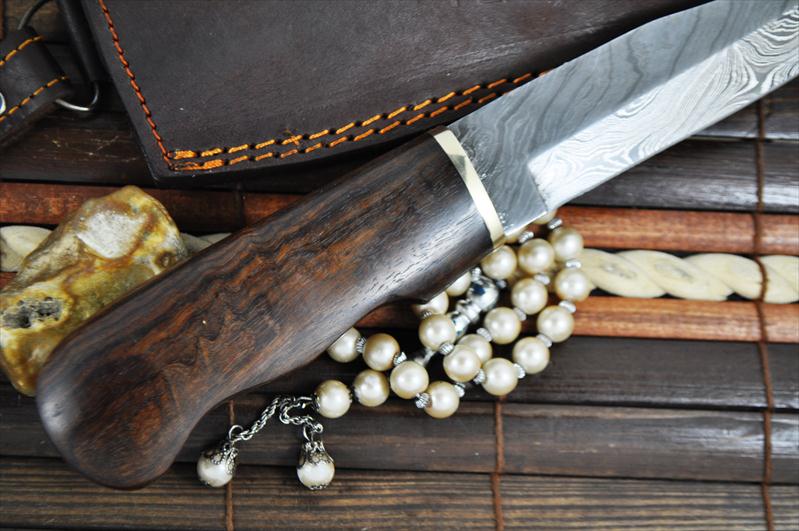 Handcrafted Hunting Knife With Damascus Steel Blade