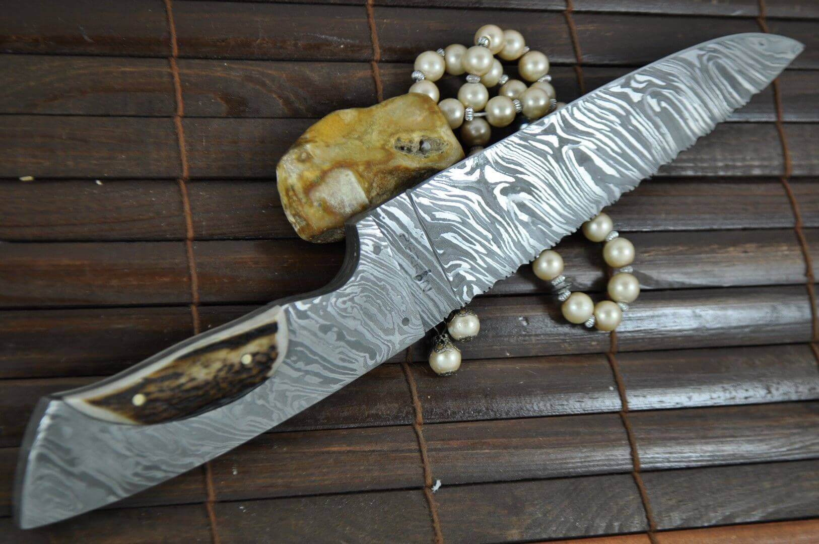 Beautiful Workmanship Handmade Damascus Hunting Knife