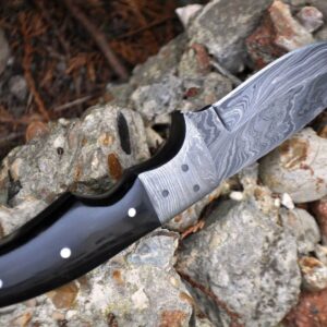 Damascus Hunting Knife with Buffalo Horn Handle - Ideal For Camping & Bushcraft