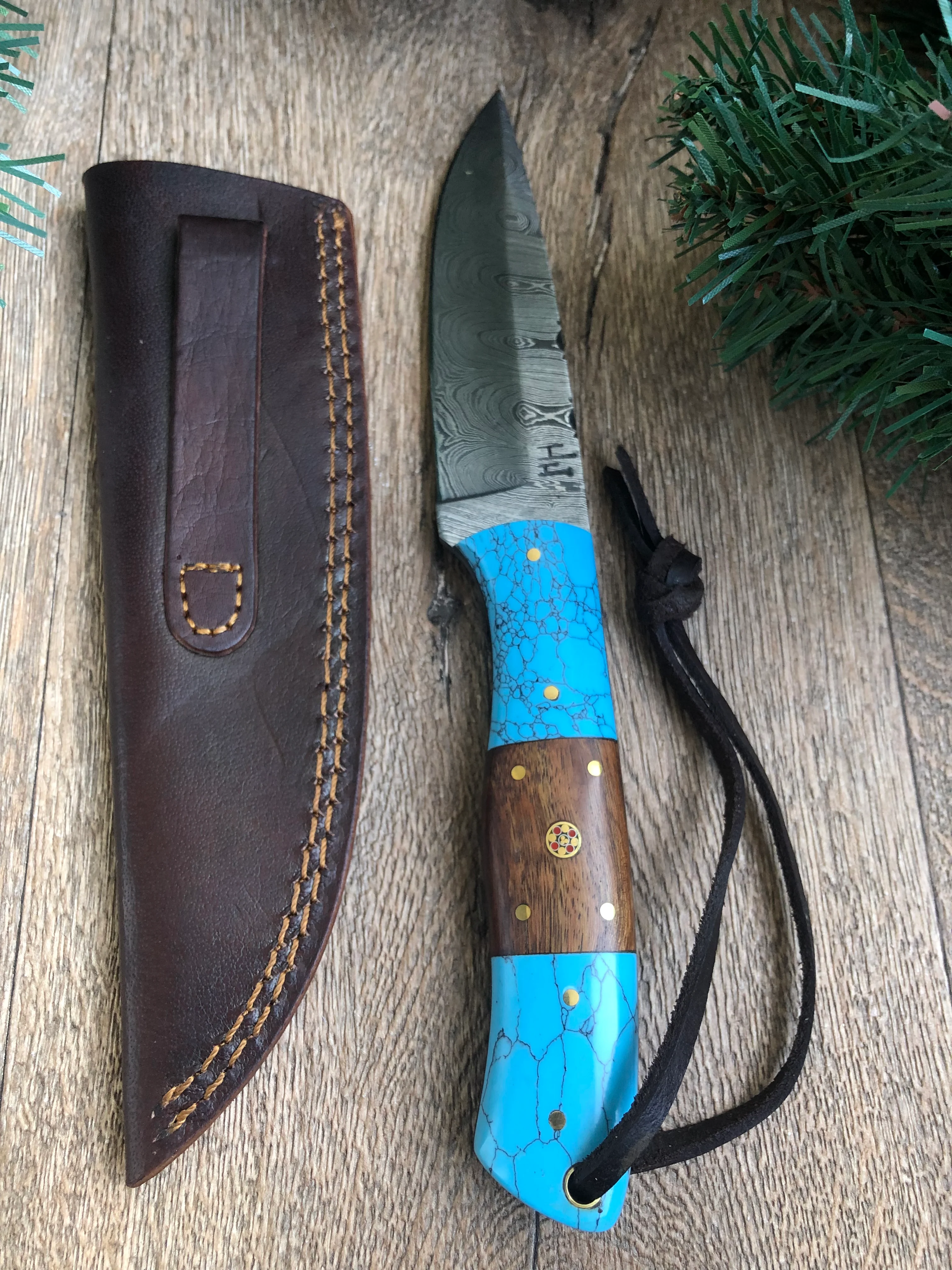 Handmade Bushcraft Damascus Steel Knife | Hunting Knife with Leather Sheath, Wood and Turquoise Handle | Full Tang, Fixed blade